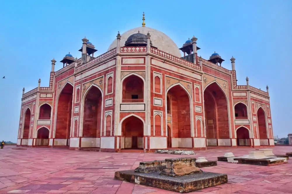 THE BEST THINGS TO DO IN DELHI, INDIA - A COMPLETE TRAVEL GUIDE TO INDIA'S HISTORIC CAPITAL featured by  The Common Traveler; Image: Humayun's Tomb