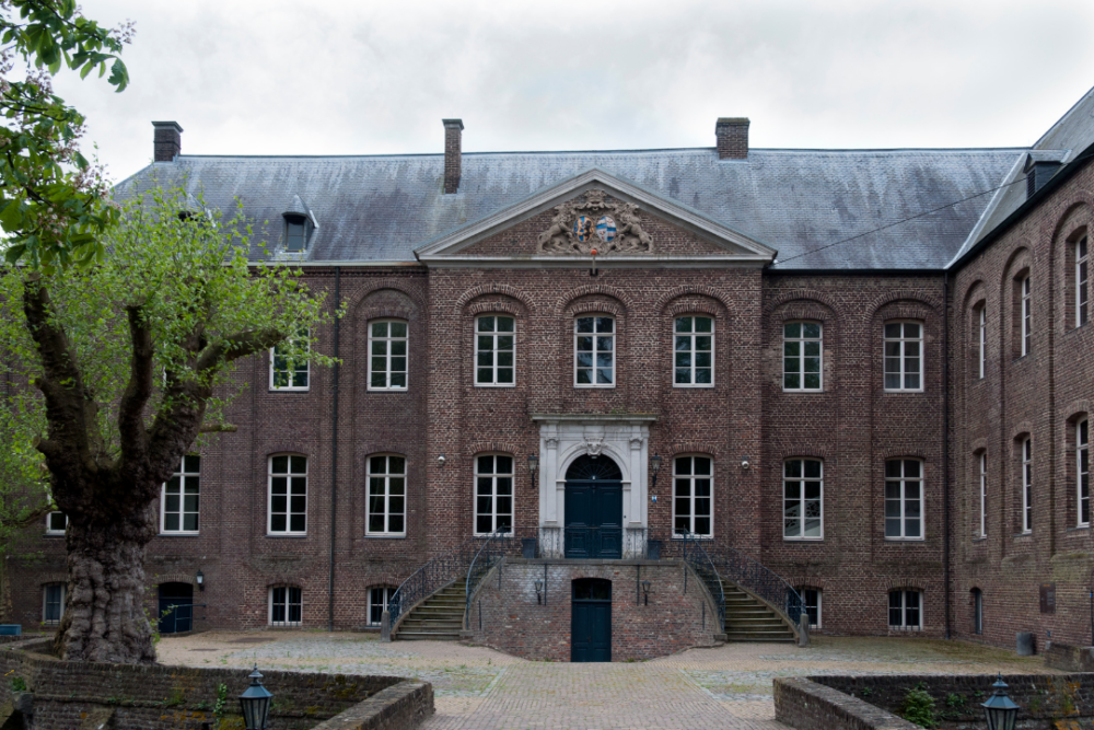 Best Sights in the Netherlands | The Common Traveler | Arcen Castle entrance |Things to see in the Netherlands by popular US international blog, The Common Traveler: image of Arcen Castle. 