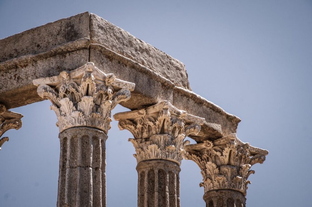 image: column at historic location in Evora, Portugal |Things to do in Portugal by popular US international blog, The Common Traveler: image of columns in Evora. 