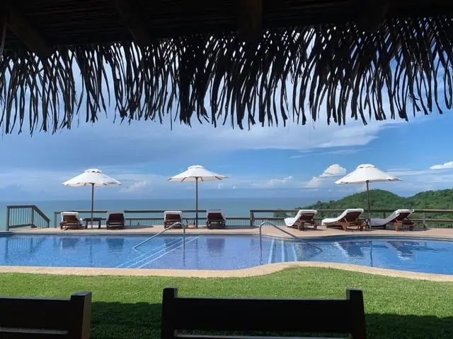 Hotel Punta Islita | The Common Traveler | image: view of infinity pool with lounge chairs and umbrellas | Hotel Punta Islita by popular US international travel blog: image of a swimming pool at Hotel Punta Islita.