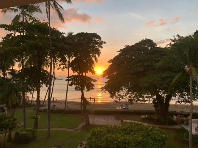 A Complete 10 Day Costa Rica Itinerary | The Common Traveler | image: Sunset into Pacific on Tamarindo Beach | Costa Rica Itinerary by popular US international travel blog, The Common Traveler: image of a sunset on Tamarindo beach.