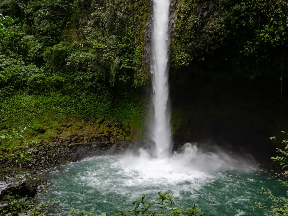 A Complete 10 Day Costa Rica Itinerary | The Common Traveler | image: La Fortuna Waterfall | Costa Rica Itinerary by popular US international travel blog, The Common Traveler: image of La Fortuna waterfall.