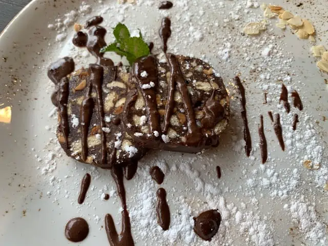 20 Lithuanian Food and Drinks to Try featured by The Common Traveler | image: chocolate cake