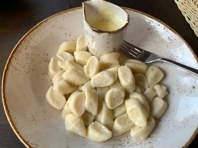 20 Lithuanian Food and Drinks to Try featured by The Common Traveler | image: curd dumplings