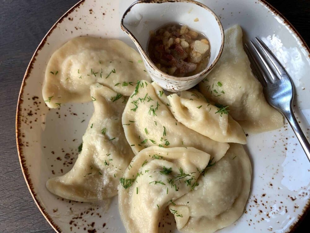 20 Lithuanian Food and Drinks to Try featured by The Common Traveler | image: meat dumplings