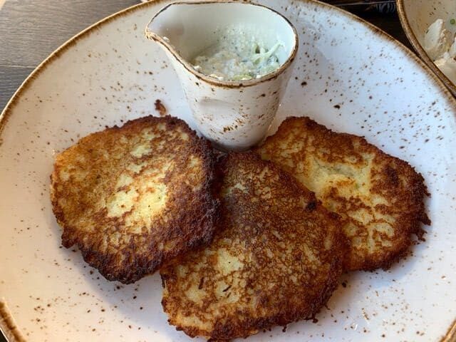20 Lithuanian Food and Drinks to Try featured by The Common Traveler | image: potato pancakes