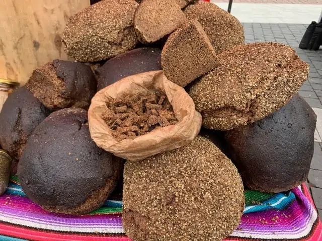 20 Lithuanian Food and Drinks to Try featured by The Common Traveler | image: dark rye bread