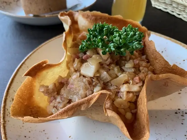 20 Lithuanian Food and Drinks to Try featured by The Common Traveler | image: peas and crackling