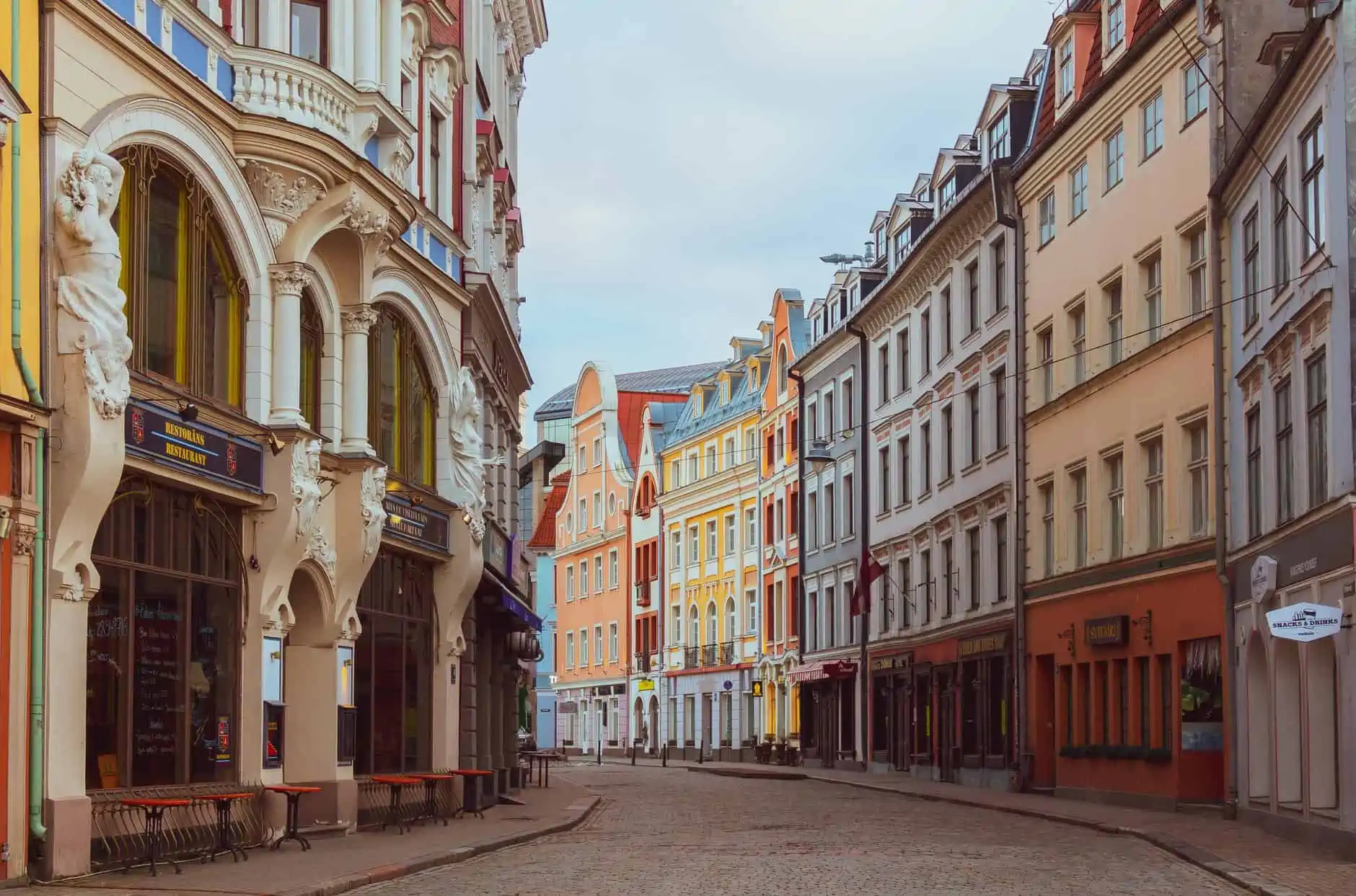 The Common Traveler: How to Get from Vilnius to Riga | image: Riga colorful street buildings