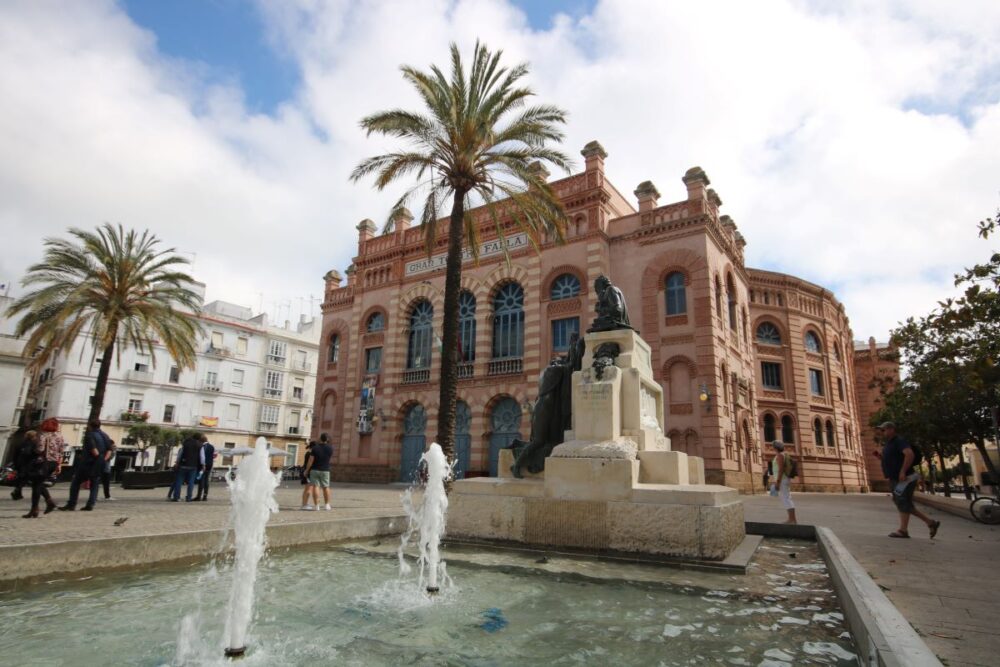 8 Reasons to Visit Cadiz in Spain | The Common Traveler | image: fountains in Cadiz, Spain