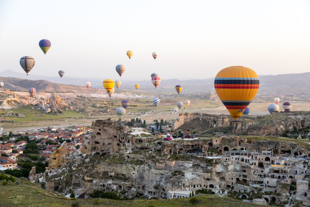 2 Week Turkey Itinerary | The Common Traveler | image: hot air balloons over Cappadocia, Turkey