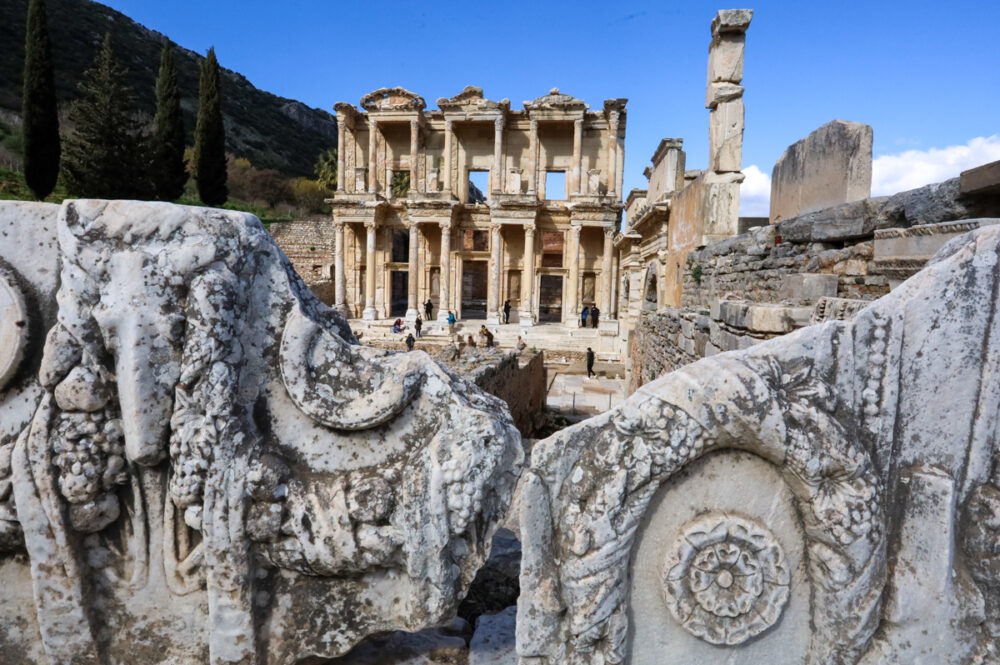 2 Week Turkey Itinerary | The Common Traveler | image: Epheseus Library
