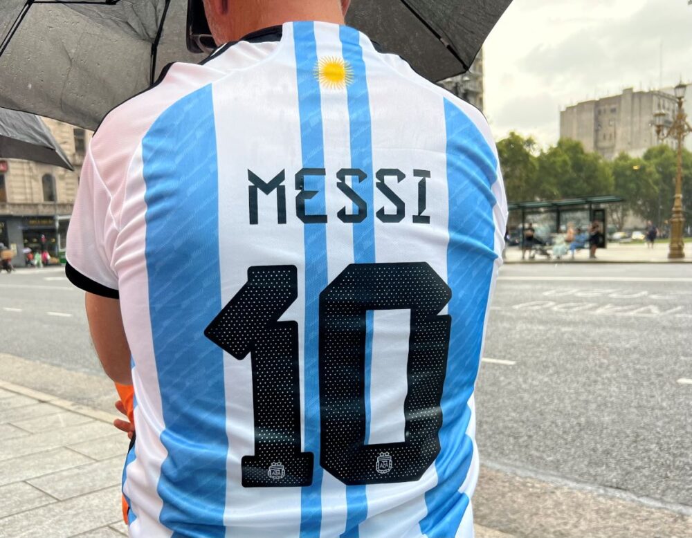 Best Souvenirs From Argentina | The Common Traveler | image: back of man wearing Messi futbol shirt