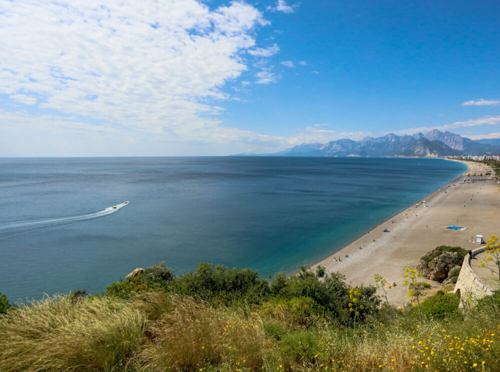 2 Week Turkey Itinerary | The Common Traveler | image: Konyaalti Beach