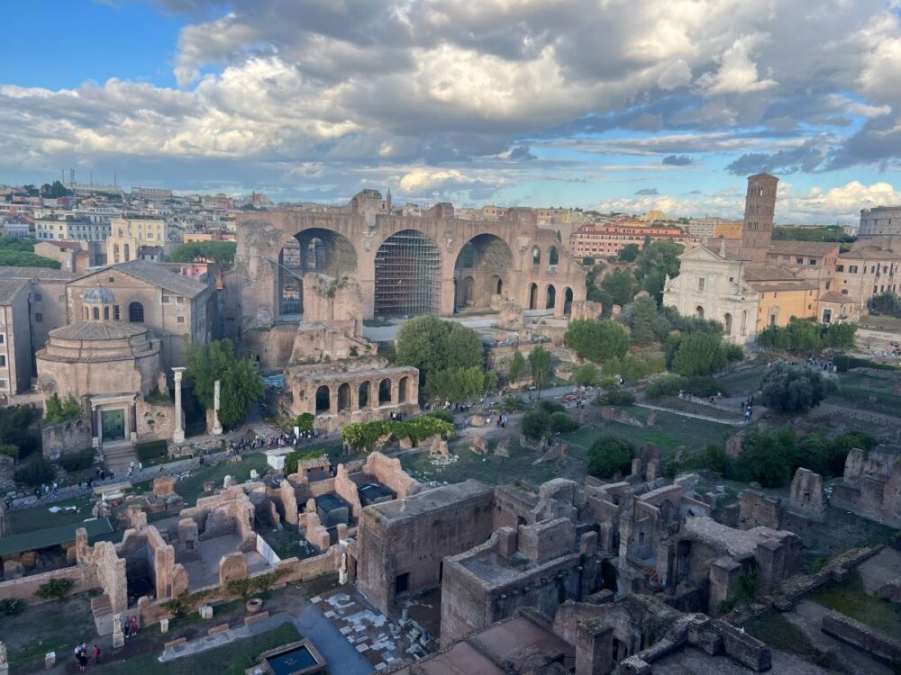 16 Best Things to Do in Rome for First-Time Visitors | The Common Traveler | image: ruins at Roman Forum