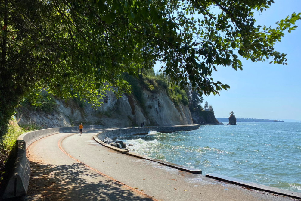 21 Best Things to Do in Vancouver | The Common Traveler | image: runner on Vancouver's seawall