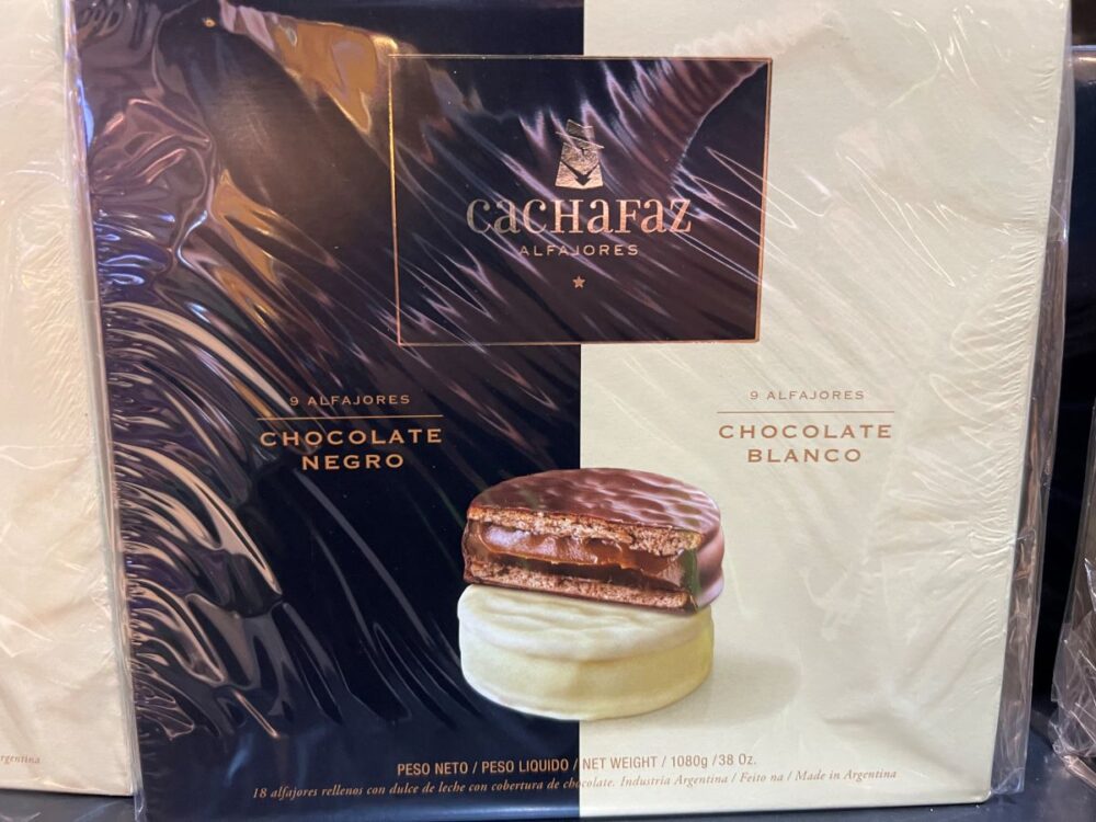 Best Souvenirs From Argentina | The Common Traveler | image: box of dark and white alfajores