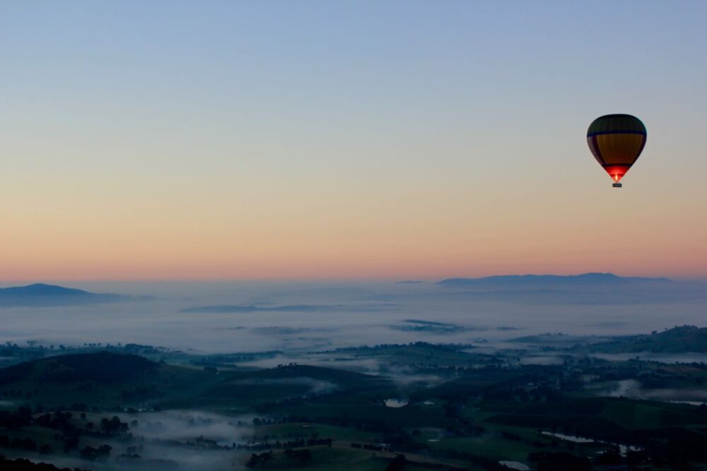 10 Best Things to do in Victoria | The Common Traveler | image: hot air balloon at dusk over Yarra Valley Wine Country