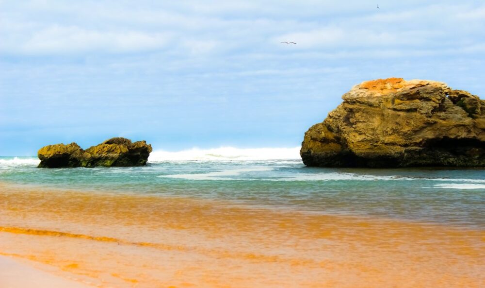 10 Best Things to do in Victoria | The Common Traveler | image: beach with waves in Warrnambool