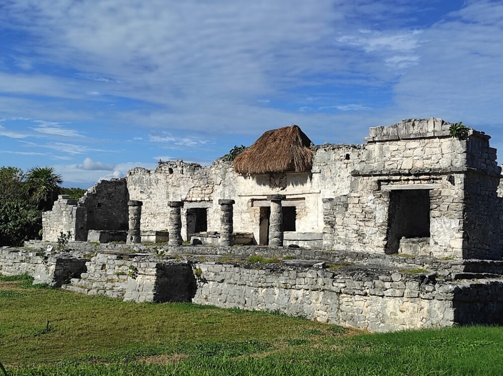 Complete Guide to Tulum on a Budget | The Common Traveler | image: Mayan ruins in Tulum