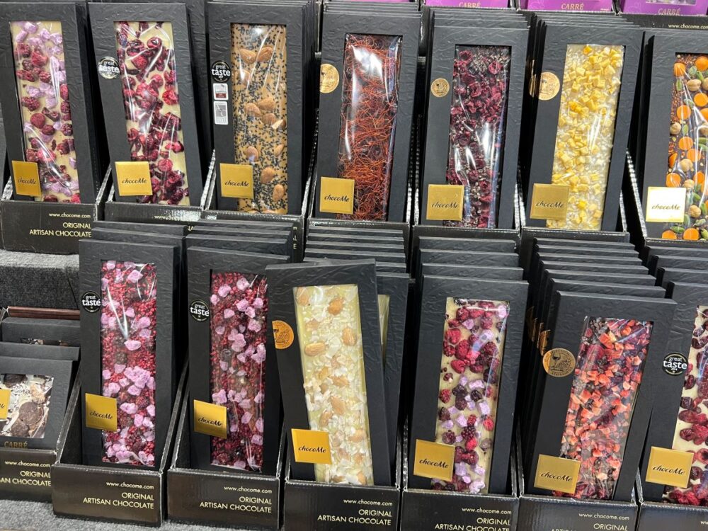 15 Best Souvenirs From Hungary | The Common Traveler | image: chocolate bars with berries and flowers