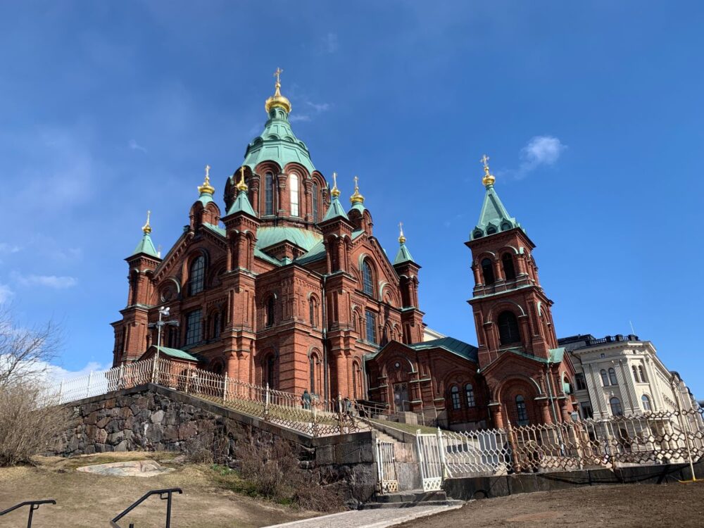 Best Things to Do in Helsinki | The Common Traveler | image: Uspenski Cathedral with red bricks and teal roofs