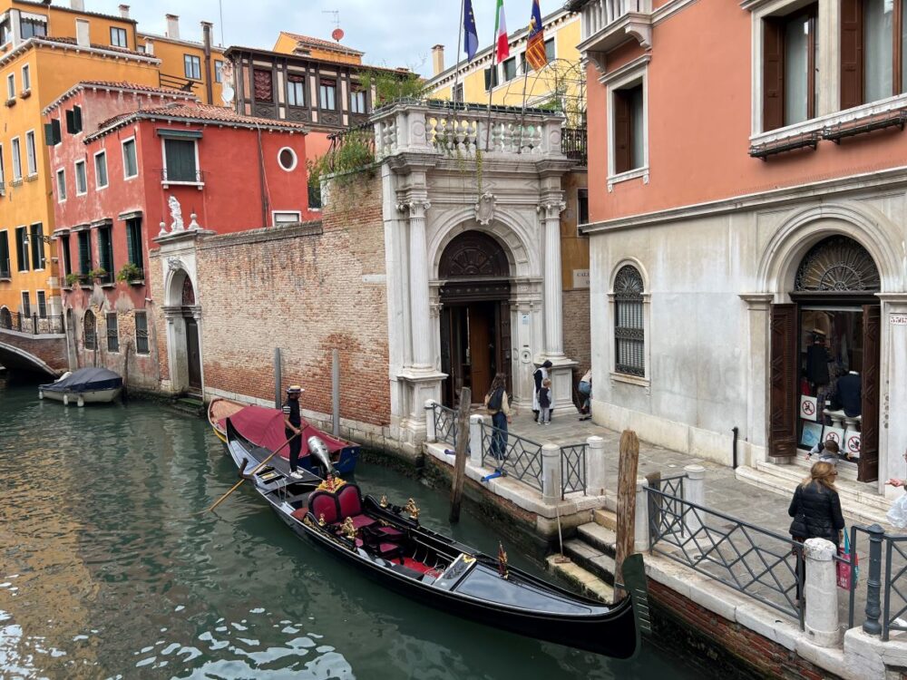Tips for Visiting Venice Italy | The Common Traveler | image: gondolier waiting for customers