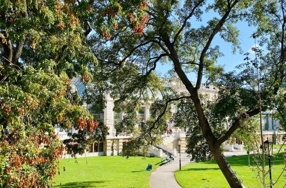 20 Best Tips for Visiting Vienna | The Common Traveler | image: Burggarten Park