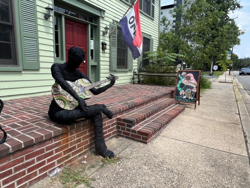 Best Things to do in Denton MD | The Common Traveler | image: wire statue with mosaic guitar