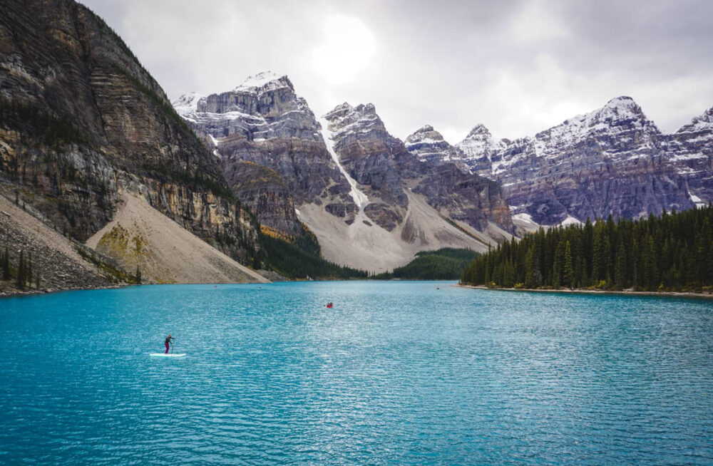 Banff Itinerary 7 Days | The Common Traveler | image: Morraine Lake with snow capped mountains in background