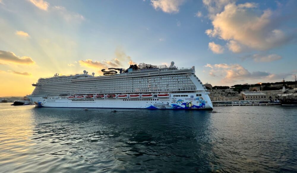 Port Day Guide: Valletta, Malta | The Common Traveler | image: cruise ship at sunset in Valletta
