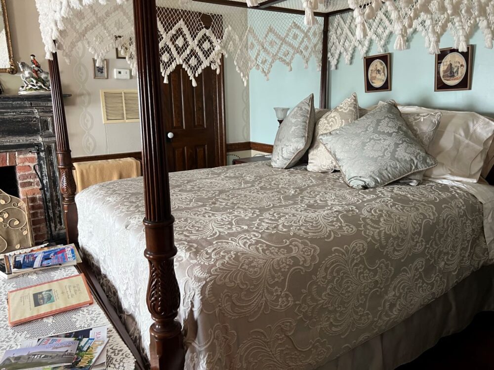 The Perfect Weekend in Wicomico County, MD | The Common Traveler | image: Federalist bedroom in the Whitehaven Inn