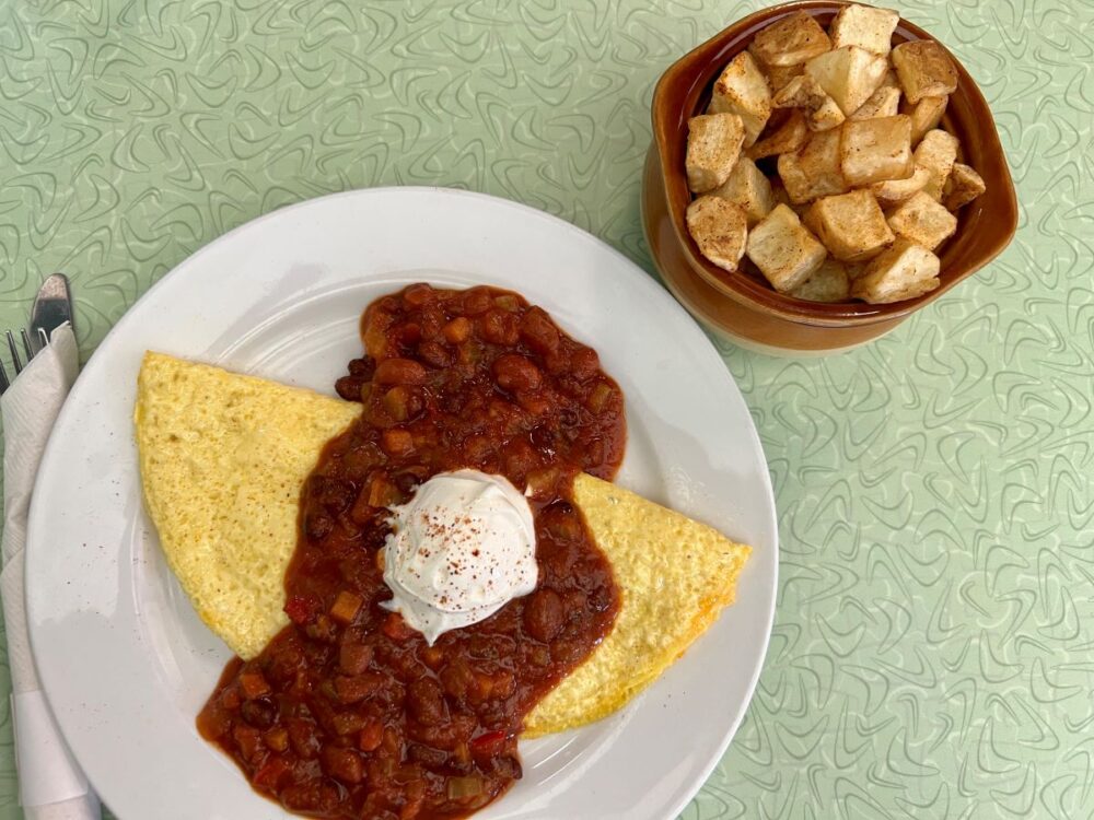 Harrisonburg VA: A Foodie Destination | The Common Traveler | image: omelet with chili and crispy potatoes