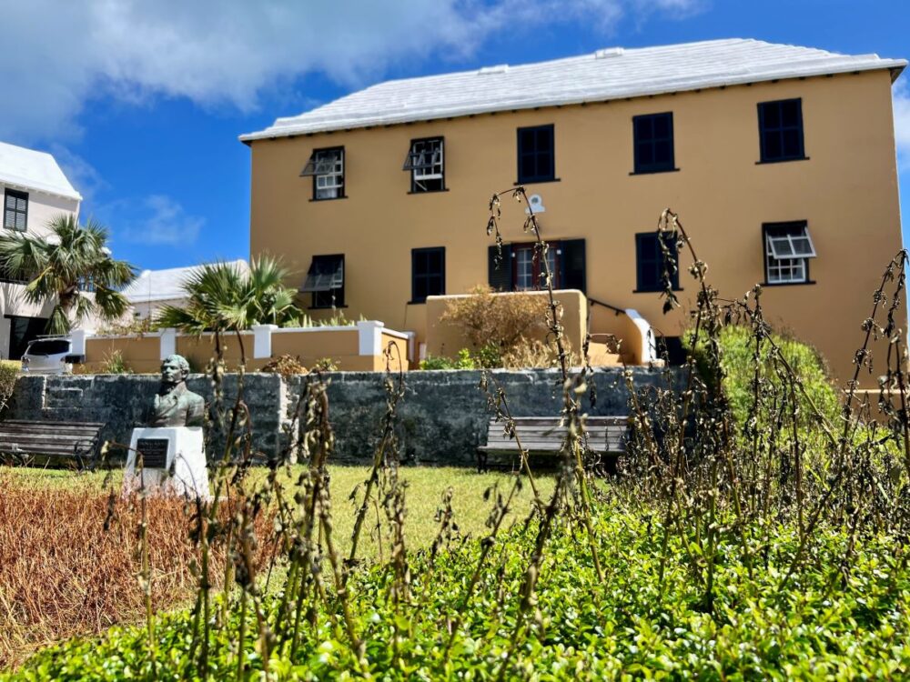Visiting St. George's Bermuda On Your Own | The Common Traveler | image: yellow building with black shutters