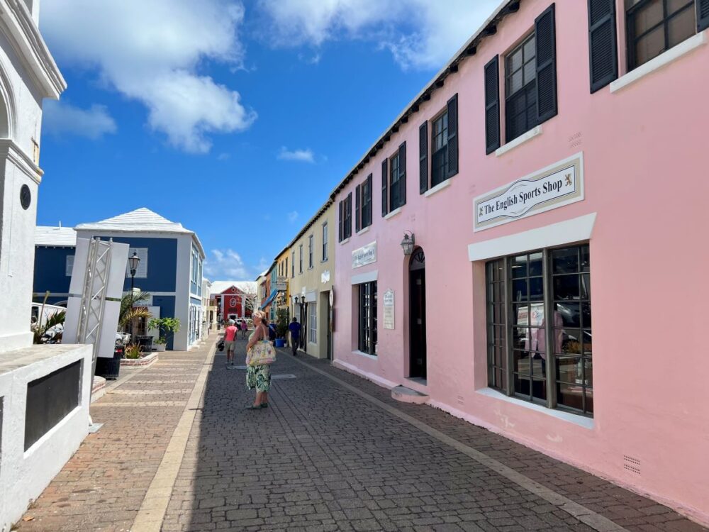 Visiting St. George's Bermuda On Your Own | The Common Traveler | image: cobblestone streets with colorful buildings