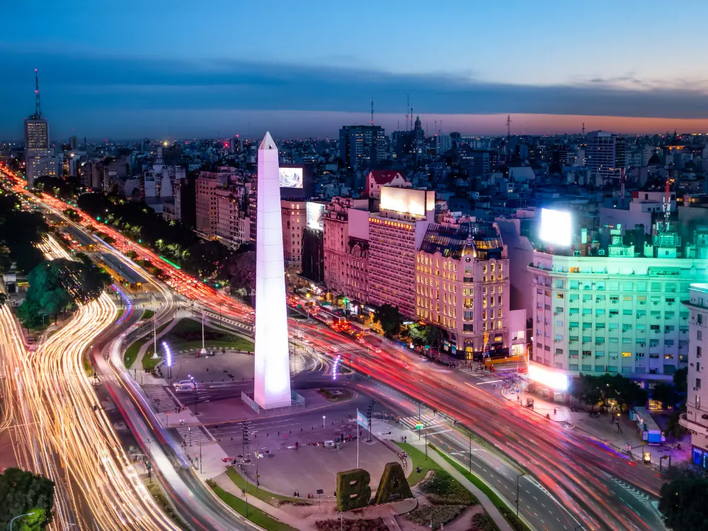 Buenos Aires Itinerary 24 or 48 Hours | The Common Traveler | image: night shot of BA and obelisk