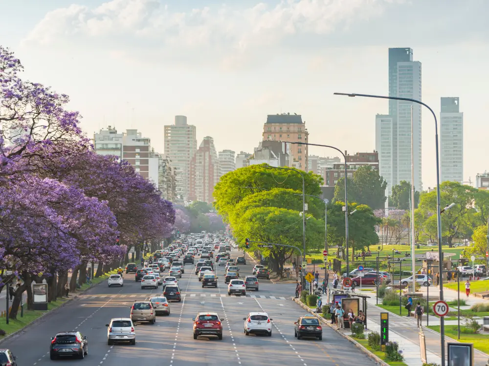 Buenos Aires Itinerary 24 or 48 Hours | The Common Traveler | image: busy avenue in Palermo