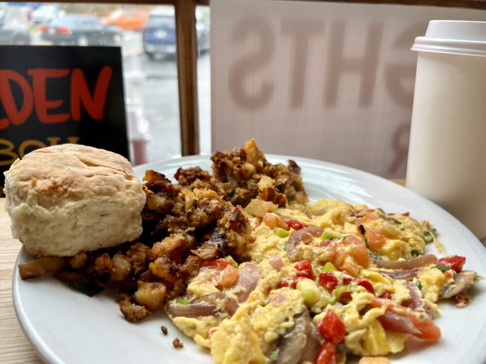 Weekend Itinerary: Best Things to Do in Winchester, VA | The Common Traveler | image: breakfast plate at Bonnie Blue Southern Market & Bakery
