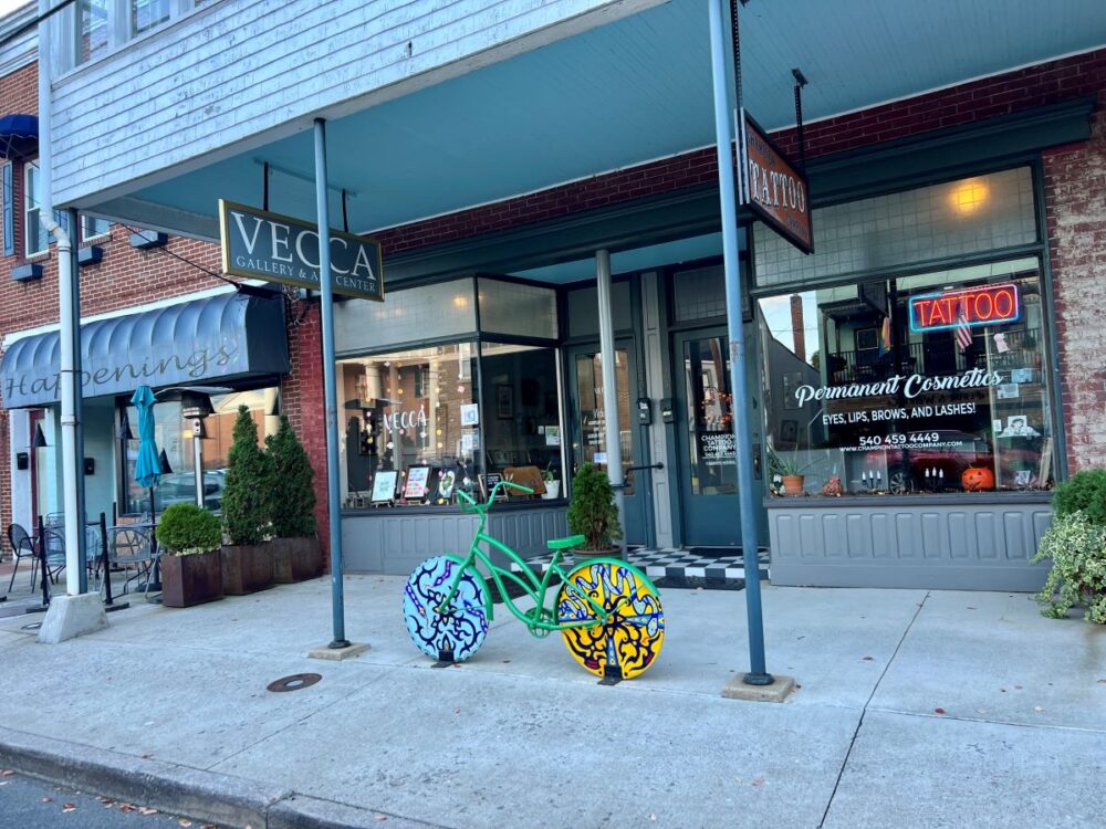 Best Things to Do in Woodstock, Virginia | The Common Traveler | image: Vecca Gallery storefront
