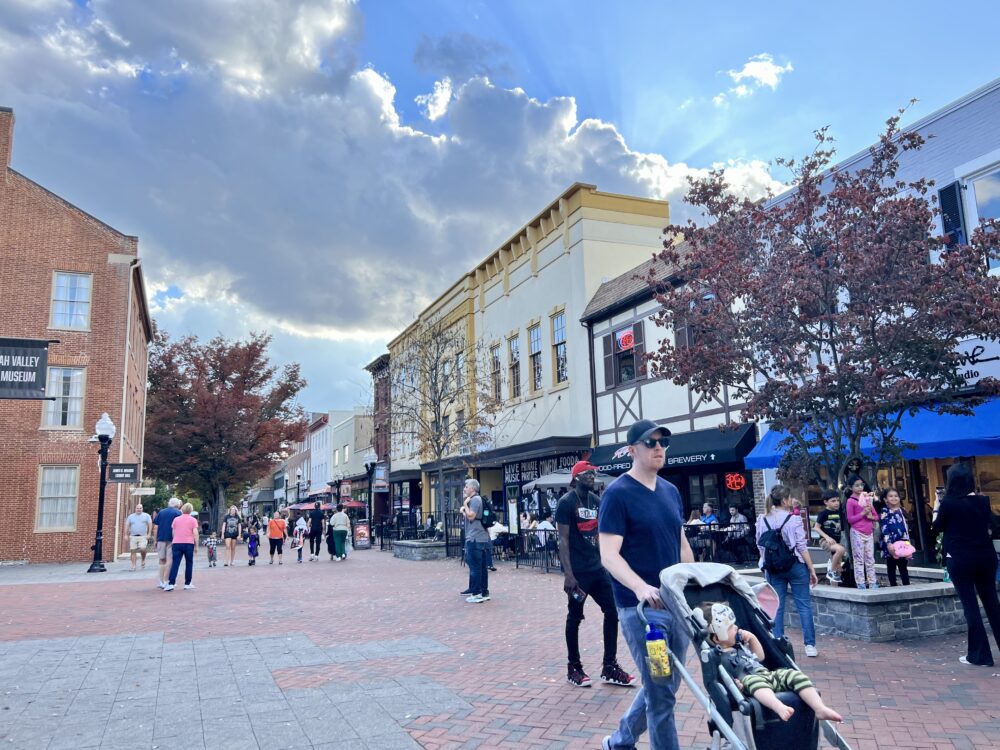 Weekend Itinerary: Best Things to Do in Winchester, VA | The Common Traveler | image: pedestrian mall