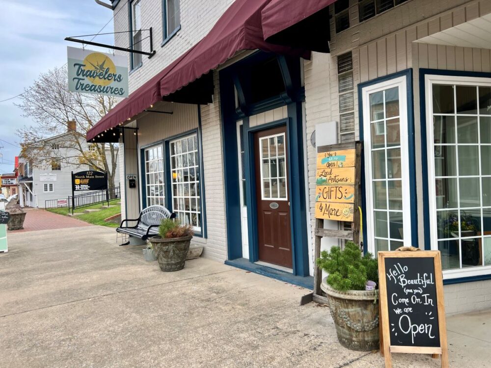 Best Things to Do in Woodstock, Virginia | The Common Traveler | image: Travelers Treasures storefront