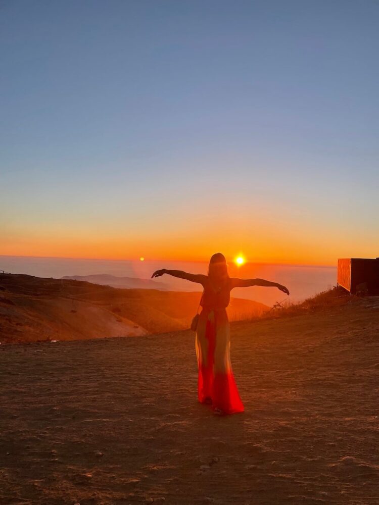 Wanderlust Wardrobe: Packing for Practicality and Style | The Common Traveler | image: travel wardrobe for fun - woman at sunset
