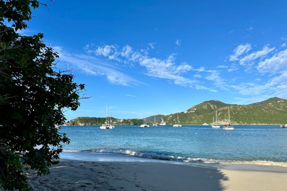 Antigua 1 Day Itinerary | The Common Traveler | image: Pigeon Beach