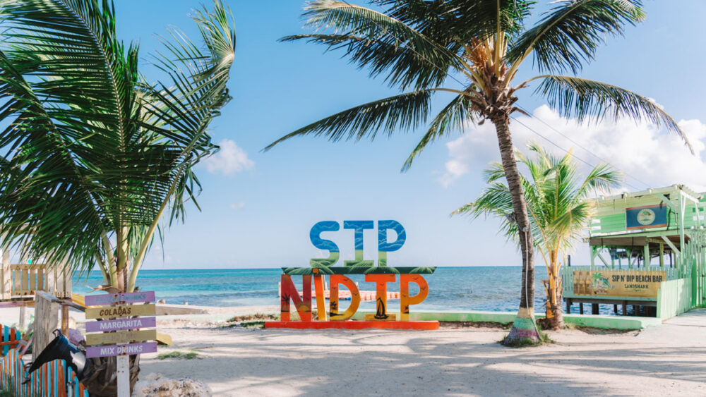 Caye Caulker or Ambergris Caye? | The Common Traveler | image: Sip N Dip in Caye Caulker