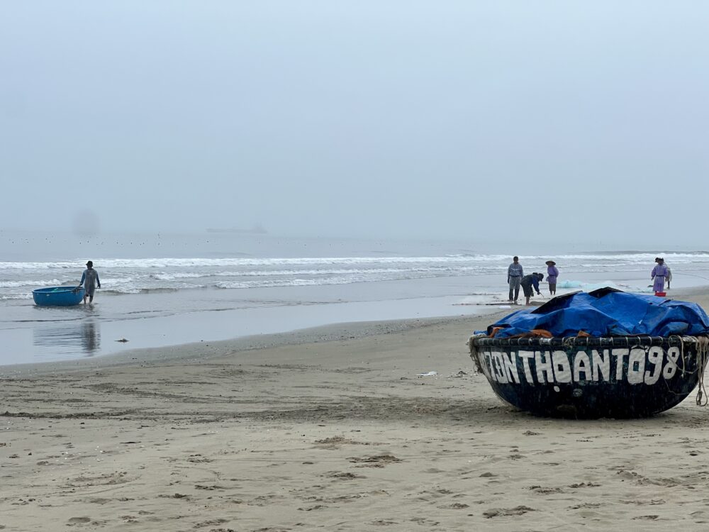 Things to Do in Da Nang Vietnam | The Common Traveler | image: fishermen at beach