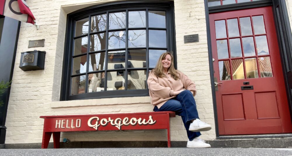 Insta-Worthy Photo Spots in Gettysburg and Adams County | The Common Traveler | image: woman on Hello Gorgeous bench