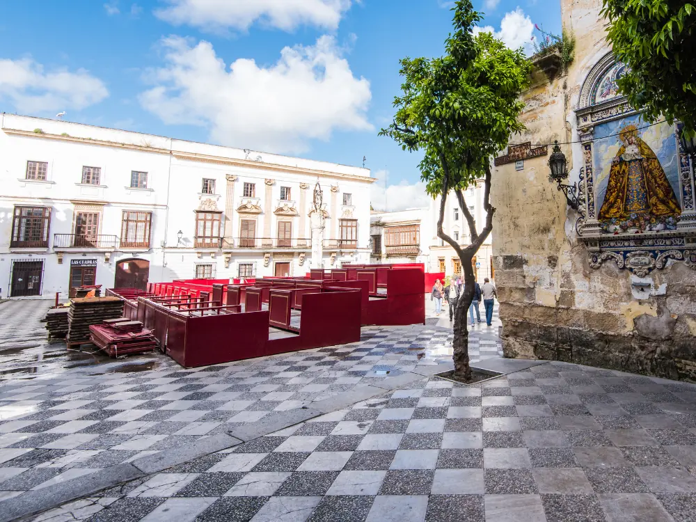 Great Reasons to Visit Jerez de la Frontera | The Common Traveler | image: architecture and street in Jerez