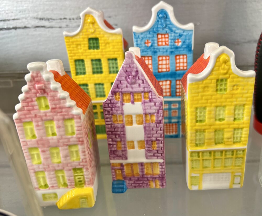 Unique Souvenirs From Curaçao | The Common Traveler | image: hand painted pottery houses