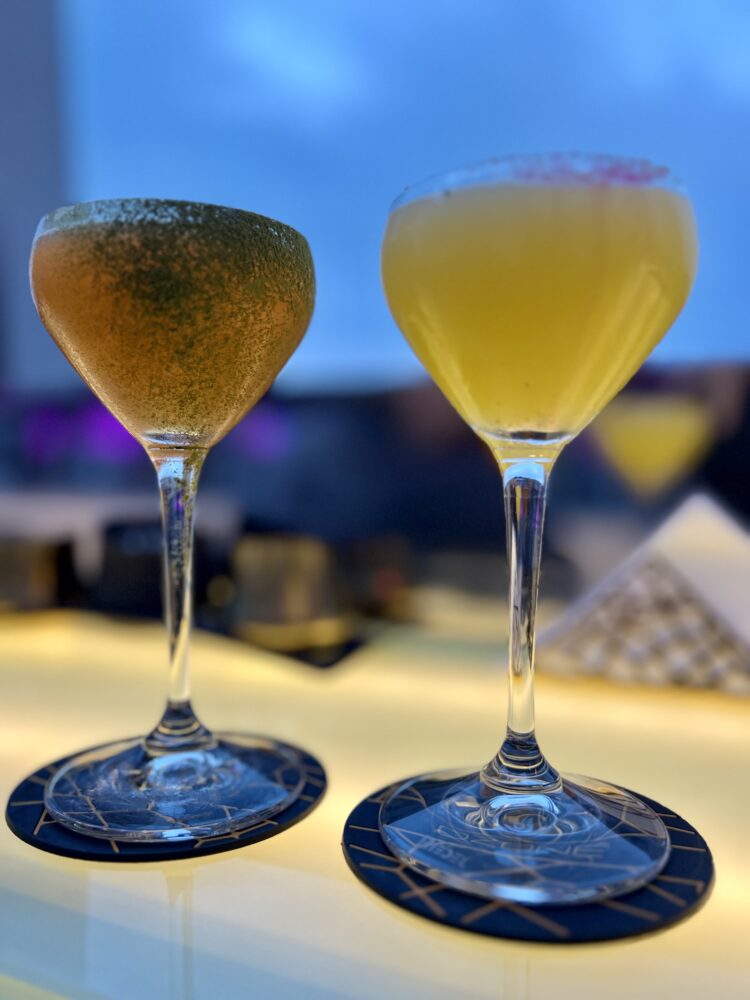 Best Things to Do in Hong Kong | The Common Traveler | image: cocktail glasses at Ozone