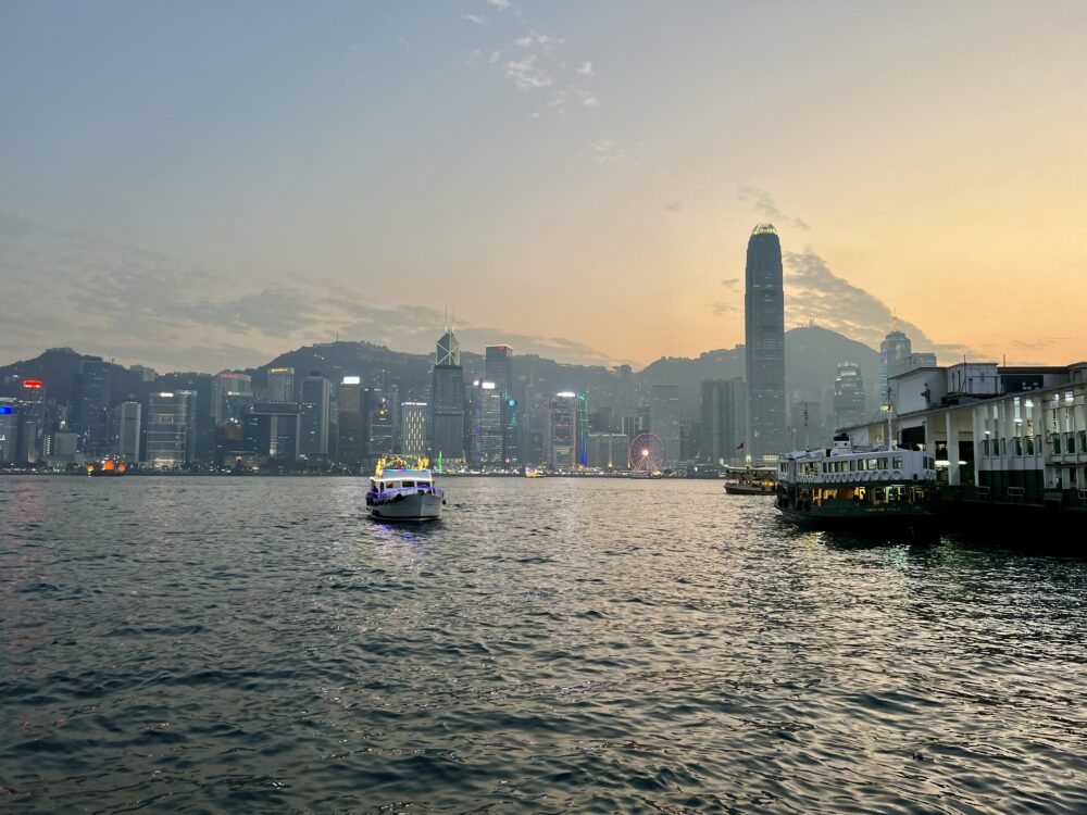 Best Things to Do in Hong Kong | The Common Traveler | image: Star Ferry cruise boats at sunset